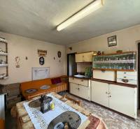 Predaj domu v Janovej Lehote - Tradičná kuchyňa v rodinnom dome s vintage nábytkom a dekoráciami.