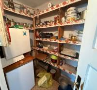 Predaj domu v Janovej Lehote - Špajza v rodinnom dome s policami a domácimi potrebami.