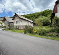 Predaj domu v Janovej Lehote - Rodinný dom v Janovej Lehote s upravenou záhradou a pokojnou ulicou.