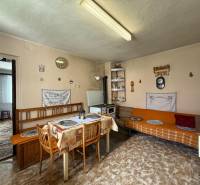 Predaj domu v Janovej Lehote - Kuchyňa v rodinnom dome s klasickým nábytkom a dekoráciami.