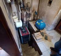 : Predaj rodinného domu s veľkým pozemkom v obci Pitelová  - Kotelňa v Rodinnom dome s kachľami a nádržou na vodu.