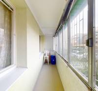 RADO I 2 IZBOVY BYT s loggiou I Adámiho ul. KARLOVA VES - Pohodlná lodžia v 2-izbovom byte s výhľadom na sídlisko a parkovisko.