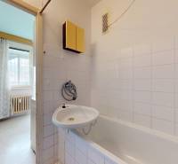 RADO I 2 IZBOVY BYT s loggiou I Adámiho ul. KARLOVA VES - Kúpeľňa s vaňou a bielymi obkladačkami v 2-izbovom byte.