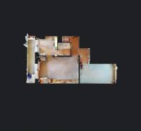 RADO I 2 IZBOVY BYT s loggiou I Adámiho ul. KARLOVA VES - Pôdorys 2-izbového bytu s podlahou s dreveným dekorom a rozmiestnením miestností.