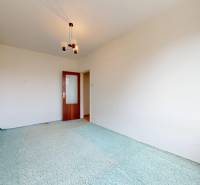 RADO I 2 IZBOVY BYT s loggiou I Adámiho ul. KARLOVA VES - Izba v 2-izbovom byte s kobercom a vzorovaným závesom.