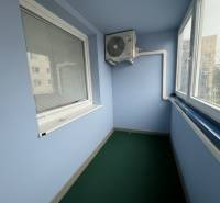 REZERVOVANÉ-PREDAJ 2 izbový byt s garážou v skvelej lokalite v Ružinov - Zasklená lodžia s klimatizačnou jednotkou v 2-izbovom byte, vybavená žalúziami a zeleným kobercom.