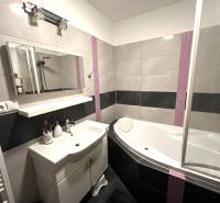 REZERVOVANÉ-PREDAJ 2 izbový byt s garážou v skvelej lokalite v Ružinov - Kúpeľňa s vaňou, umývadlom a zrkadlom v 2-izbovom byte.