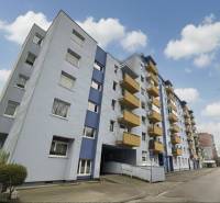 REZERVOVANÉ-PREDAJ 2 izbový byt s garážou v skvelej lokalite v Ružinov - Bytový dom na Rezedovej ulici v Bratislave - Ružinove s balkónmi.