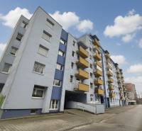 REZERVOVANÉ-PREDAJ 2 izbový byt s garážou v skvelej lokalite v Ružinov - Päťposchodový bytový dom na Rezedovej ulici v Bratislave - Ružinove s balkónmi.