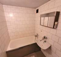 PRENÁJOM 2 izbový byt Kalinčiakova, Radvaň BB  - Kúpeľňa s vaňou a bielymi obkladmi v 2-izbovom byte.