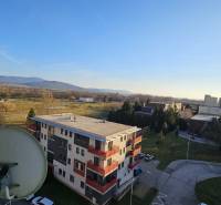 TOPOĽĆANY - zariadená garsónka na sídlisku JUH - Výhľad z garsónky v Topoľčanoch na okolie s bytovými domami a prírodou.