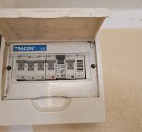 TOPOĽĆANY - zariadená garsónka na sídlisku JUH - Elektrický rozvádzač s ističmi v Garsónke, namontovaný na stene s krytom.