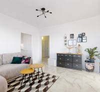 3-izbový byt VÍŤAZNÝ OVÁL | Dubnica nad Váhom  - Obývačka s pohovkou a dekoratívnym nábytkom v 3-izbovom byte, podlaha s dreveným dekorom.