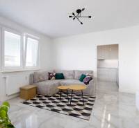 3-izbový byt VÍŤAZNÝ OVÁL | Dubnica nad Váhom  - Obývacia izba s rohovou sedačkou, jedálenským stolom a balkónom v 3-izbovom byte.