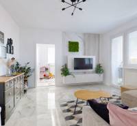 3-izbový byt VÍŤAZNÝ OVÁL | Dubnica nad Váhom  - Obývačka v 3-izbovom byte s dekoratívnym stolom a televíziou na stene.