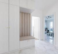 3-izbový byt VÍŤAZNÝ OVÁL | Dubnica nad Váhom  - Vstupná hala v 3-izbovom byte s ladeným nábytkom a dlažbou s mramorovým vzorom.