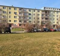 Moderný 2-izbový byt po rekonštrukcii v srdci Zlatého potoka - Zvolen - Panelový dom na Prachatickej ulici vo Zvolene, pred ktorým parkujú autá.