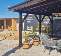 Prenájom kaviarne  v obci Nová Dedinka pri Senci - Exteriér v Novej Dedinke s gastro priestormi, terasou a detským ihriskom.