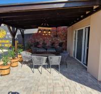 Prenájom kaviarne  v obci Nová Dedinka pri Senci - Gastro priestory v Novej Dedinke s vonkajším posedením a tehlovým múrom.