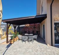 Prenájom kaviarne  v obci Nová Dedinka pri Senci - V Nová Dedinka sú vonkajšie gastro priestory s terasou, markízou a detským ihriskom.