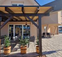 Prenájom kaviarne  v obci Nová Dedinka pri Senci - Gastro priestory v Novej Dedinke s pergolou, kvetináčmi a vonkajším posedením na dlažbe.