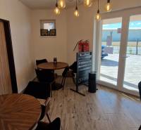 Prenájom kaviarne  v obci Nová Dedinka pri Senci - Interiér gastro priestorov s dreveným dekorom a oknom poskytujúcim výhľad von.