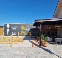 Prenájom kaviarne  v obci Nová Dedinka pri Senci - Gastro priestory v Novej Dedinke s terasou, pieskoviskom a tematickým výhľadom.