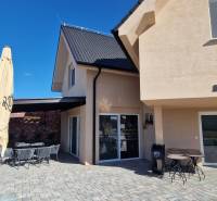 Prenájom kaviarne  v obci Nová Dedinka pri Senci - Exteriér gastro priestorov v Novej Dedinke s terasou a moderným dizajnom.