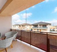 RADO I 3-izbový byt 84 m2 + terasa 13 m2 + parking I Veľký Biel- Senec - Balkón s výhľadom na ulicu Lipova v meste Veľký Biel, súčasť 3-izbového bytu.