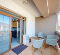 RADO I 3-izbový byt 84 m2 + terasa 13 m2 + parking I Veľký Biel- Senec - Balkón s ratanovým nábytkom v 3-izbovom byte, Veľký Biel, Lipova, s prístupom do kuchyne.