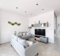 RADO I 3-izbový byt 84 m2 + terasa 13 m2 + parking I Veľký Biel- Senec - Obývačka v 3-izbovom byte s moderným nábytkom a televízorom, dekorácia na stene.