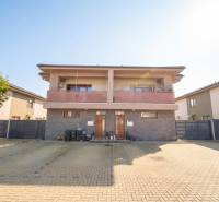 RADO I 3-izbový byt 84 m2 + terasa 13 m2 + parking I Veľký Biel- Senec - Exteriér obytného domu na Lipovej ulici vo Veľkom Bieli s dlaždeným dvorom.