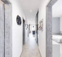 RADO I 3-izbový byt 84 m2 + terasa 13 m2 + parking I Veľký Biel- Senec - Chodba v 3-izbovom byte s bielymi stenami, šedými dverami a svetlou podlahou.