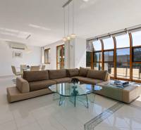 Staré Mesto | 4i byt 175 m² + 4 balkóny + možnosť 2× parking - Obývačka v 4-izbovom byte s veľkým gaučom, presklenou stenou a jedálenským stolom.