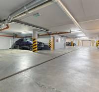 Staré Mesto | 4i byt 175 m² + 4 balkóny + možnosť 2× parking - Podzemné parkovisko s autami a bicyklom, farebné označenie stĺpov.