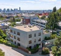 Staré Mesto | 4i byt 175 m² + 4 balkóny + možnosť 2× parking - Výhľad na Bratislavu zo strechy budovy na Čapkovej ulici, obklopená zeleňou.