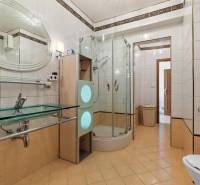 Staré Mesto | 4i byt 175 m² + 4 balkóny + možnosť 2× parking - Kúpeľňa so sprchovým kútom a skleneným umývadlom v 4-izbovom byte.