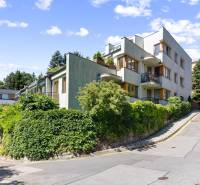 Staré Mesto | 4i byt 175 m² + 4 balkóny + možnosť 2× parking - Budova na Čapkovej ulici v Bratislave, obklopená zeleňou a modrou oblohou.