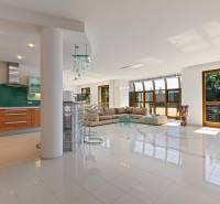 Staré Mesto | 4i byt 175 m² + 4 balkóny + možnosť 2× parking - Priestranný obývací priestor v 4-izbovom byte s veľkými oknami a podlahou s dreveným dekorom.