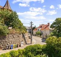 Staré Mesto | 4i byt 175 m² + 4 balkóny + možnosť 2× parking - Exteriér ulice Čapkova v Bratislave - Starom Meste s historickými budovami a stromami.