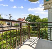 Staré Mesto | 4i byt 175 m² + 4 balkóny + možnosť 2× parking - Balkón s výhľadom na zeleň a ulicu v 4-izbovom byte, Čapkova, Bratislava - Staré Mesto.