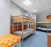 Kancelárie-Showroom 357 m², Zadunajská cesta, Petržalka, BA - Interiér obchodných priestorov s poschodovými posteľami a úložnými skriňami.