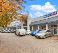 Kancelárie-Showroom 357 m², Zadunajská cesta, Petržalka, BA - Jeseň pred kanceláriami na Zadunajskej v Bratislave, Petržalke so zaparkovanými autami.