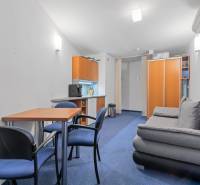 Kancelárie-Showroom 357 m², Zadunajská cesta, Petržalka, BA - Obchodné priestory s posedením, modrým kobercom, stolom, stoličkami a gaučom.