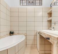  VÝNIMOČNÝ 4-izbový byt rozdelený na DVA SAMOSTATNÉ BYTY - Kúpeľňa v 4-izbovom byte s vaňou a dvojitým umývadlom, obložená svetlými obkladačkami.