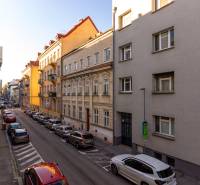  VÝNIMOČNÝ 4-izbový byt rozdelený na DVA SAMOSTATNÉ BYTY - Ulica Grösslingová v Bratislave - Starom Meste s radovou zástavbou a parkujúcimi autami.