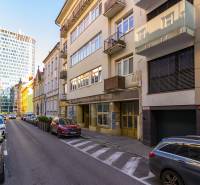  VÝNIMOČNÝ 4-izbový byt rozdelený na DVA SAMOSTATNÉ BYTY - Ulica Grösslingová v Bratislave - Staré Mesto s pohľadom na modernú architektúru a autami.