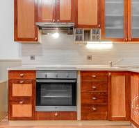  VÝNIMOČNÝ 4-izbový byt rozdelený na DVA SAMOSTATNÉ BYTY - Kuchyňa v 4-izbovom byte s drevenými skrinkami a podlahou s dreveným dekorom.