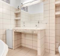  VÝNIMOČNÝ 4-izbový byt rozdelený na DVA SAMOSTATNÉ BYTY - Kúpeľňa v 4-izbovom byte so svetlými obkladmi, dvomi umývadlami a toaletou.