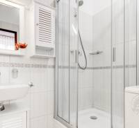  VÝNIMOČNÝ 4-izbový byt rozdelený na DVA SAMOSTATNÉ BYTY - Kúpeľňa so sprchovacím kútom, umývadlom a práčkou v 4-izbovom byte.
